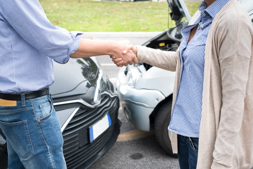 Agreement between a woman and a man following a car accident.






